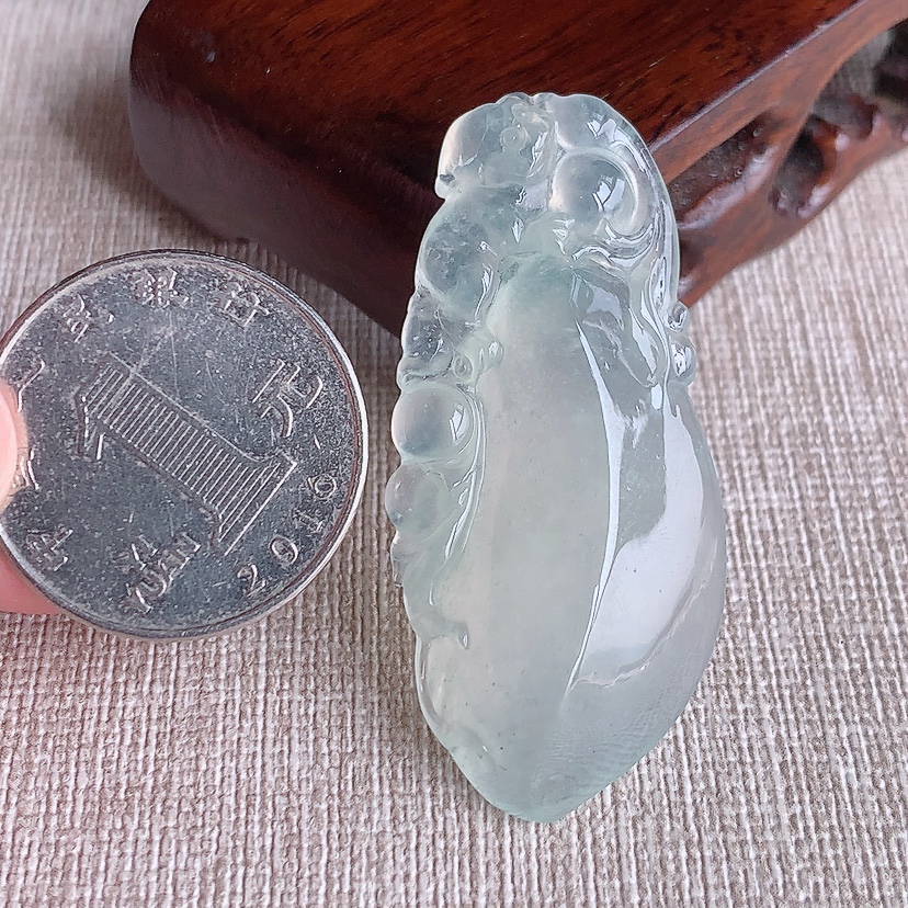 天然A货翡翠晴水福瓜吊坠 
尺寸47.3-21.8-7.3mm 重量12.00g 0331