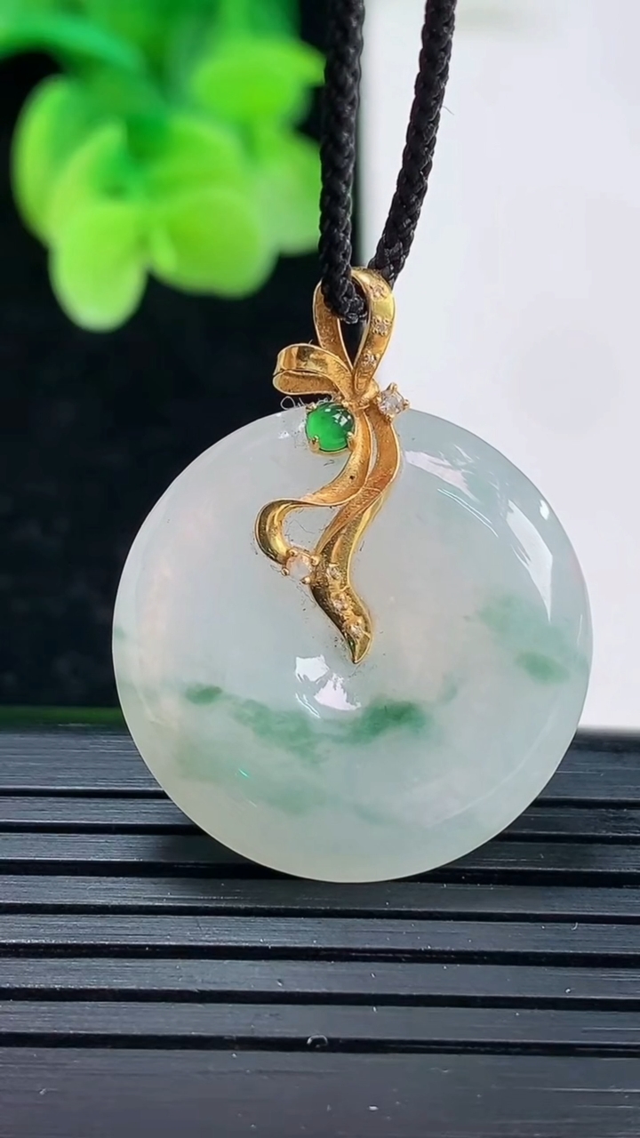 天然A货翡翠18K金飘花平安扣吊坠尺寸24.4-5重量:6.61g
4月3日