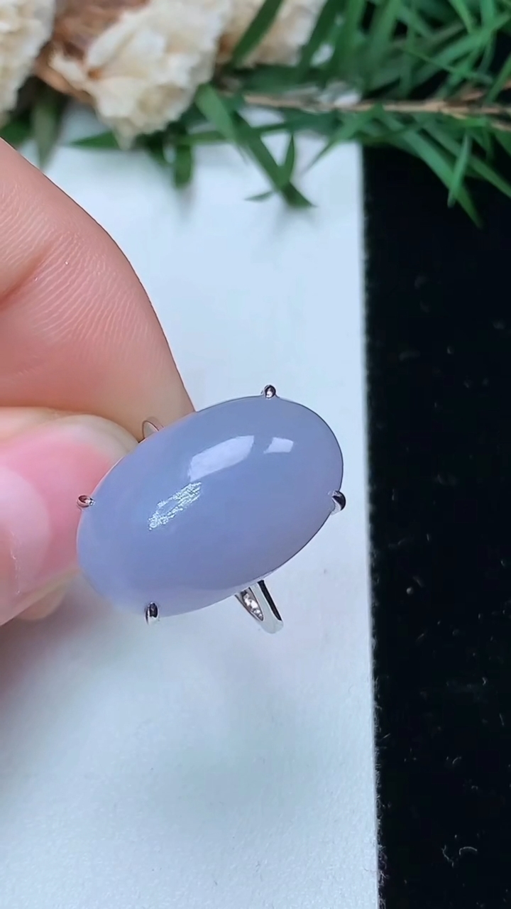 天然A货翡翠k金紫罗兰蛋面戒指，尺寸15.9-19.6-12.3，重量:5.64g2026年4月4日
工厂直销收藏佳品,种好水足，色泽均匀，有种有色，上手高大气！