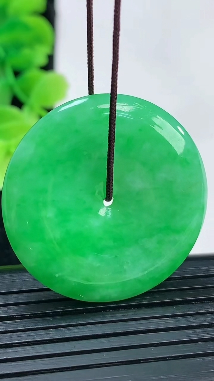 天然A货翡翠平安扣吊坠尺寸32.5-5.2重量:12.52g
4月4日