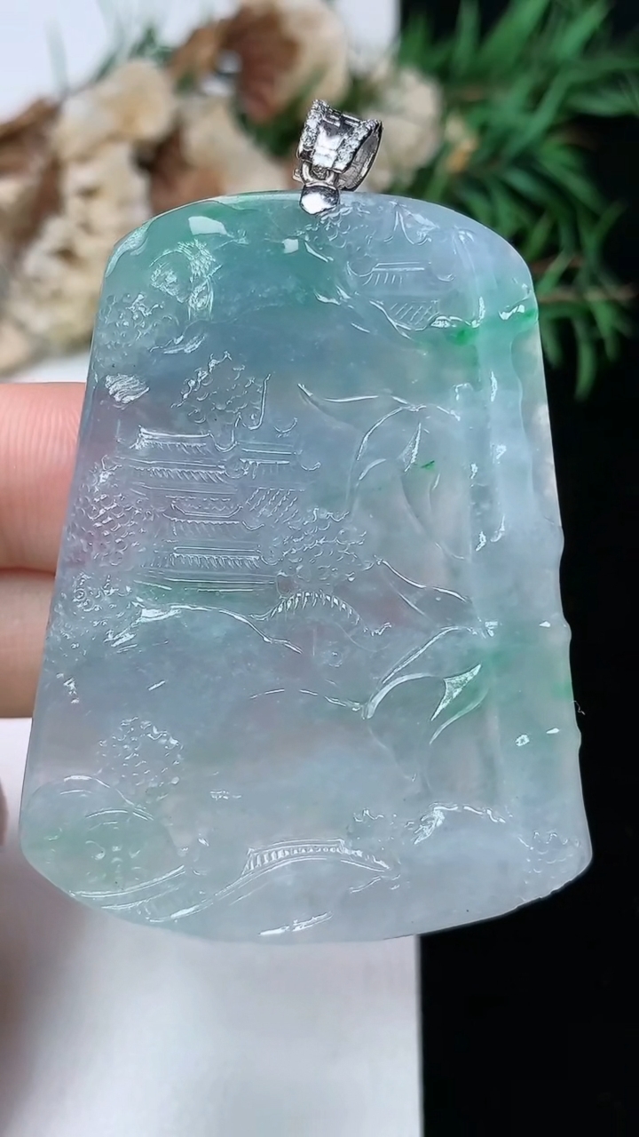 天然A货翡翠k金春带彩 紫罗兰山水牌吊坠，尺寸50.6-39.3-6.2，重量:29.29g
4月4日