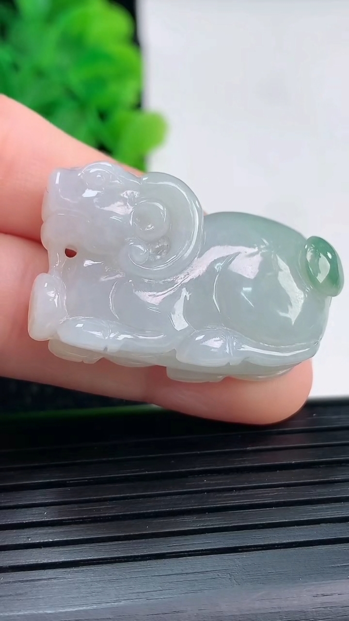 天然A货翡翠生肖羊吊坠尺寸20-34-11.2重量:16.39g
4月4日