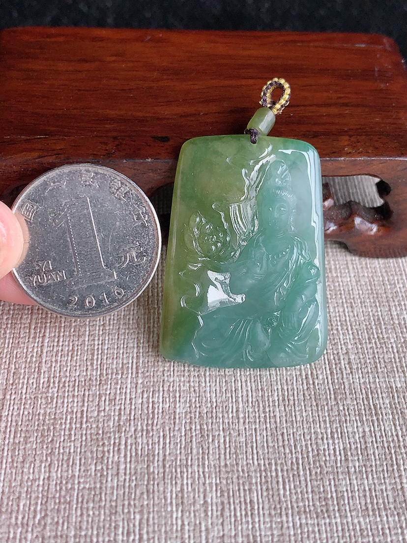 天然A货翡翠飘黄翡大势至菩萨吊坠 
尺寸38.8-27.7-5mm 重量11.00g 0404