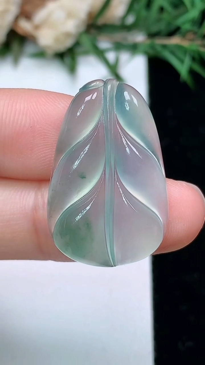 天然A货翡翠金枝玉叶 叶子镶嵌件，尺寸26.6-17.3-4.4，重量:3.79g
4月4日