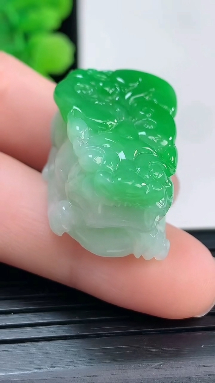 天然A货翡翠貔貅吊坠尺寸30.2-19.4-14重量:18.53g
4月4日