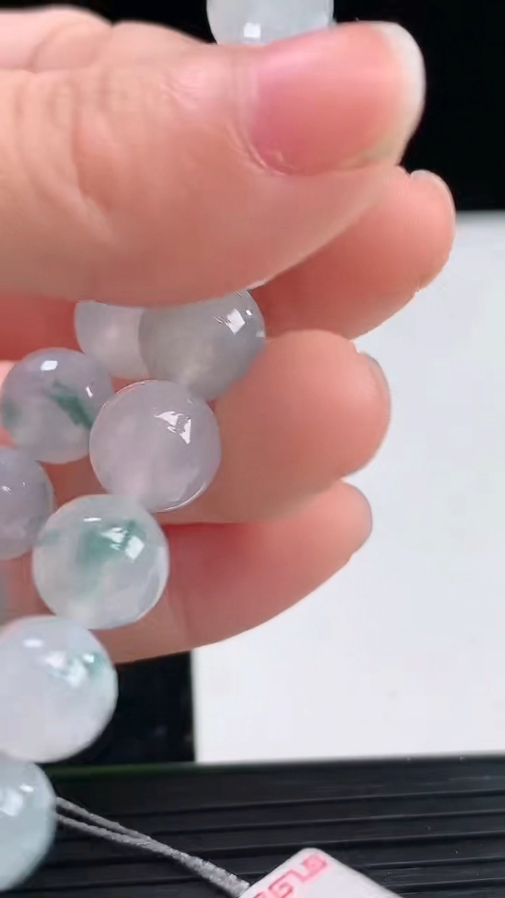 天然A货翡翠种飘花圆珠手串尺寸9.8-19颗重量:30.16g4月4日
工厂直销收藏佳品,种好水足，色泽均匀，有种有色，上手高大气！