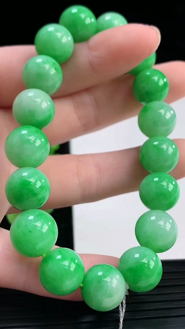 天然A货翡翠圆珠手串尺寸11-17颗重量:43.28g4月4日
工厂直销收藏佳品,种好水足，色泽均匀