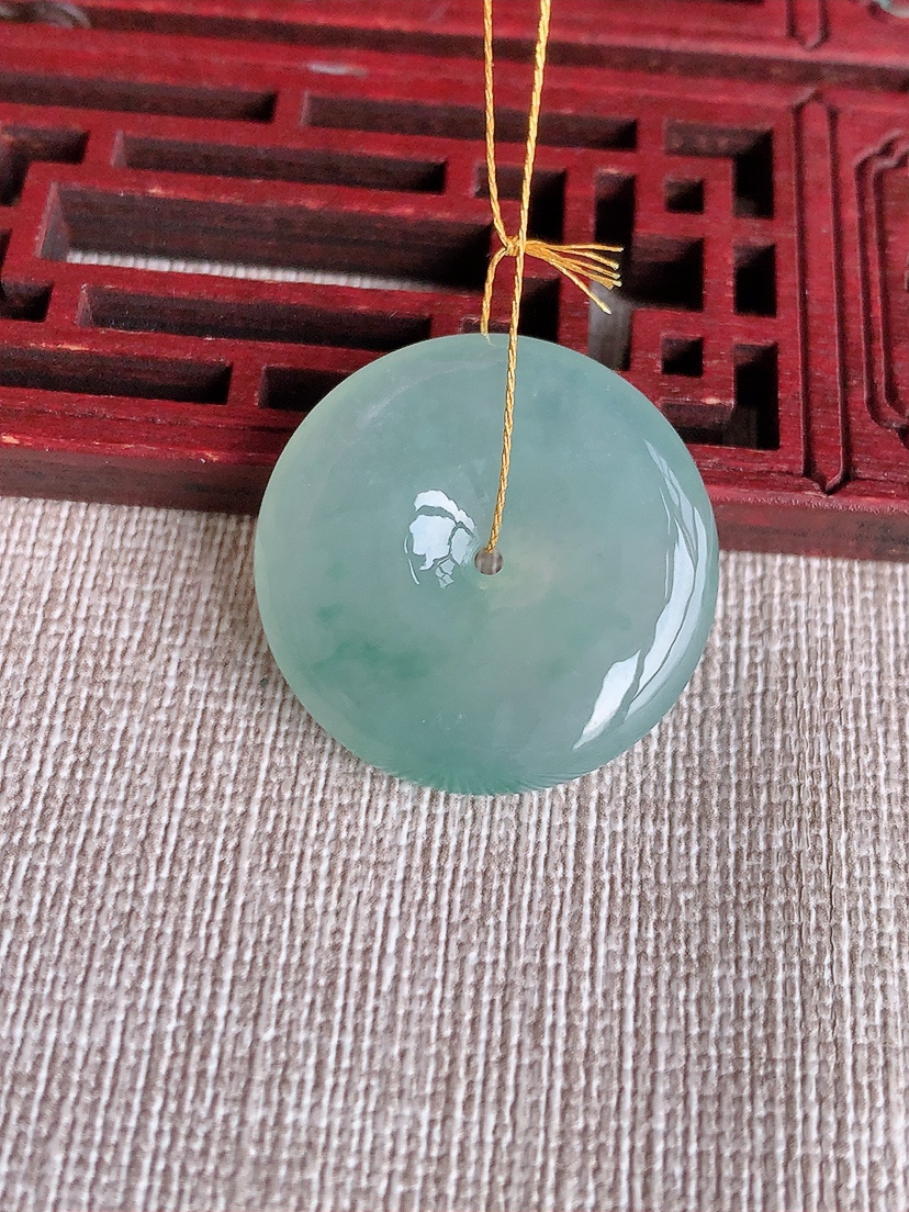 天然A货翡翠飘花平安扣吊坠 
尺寸25.8-6mm 重量8.95g 0404