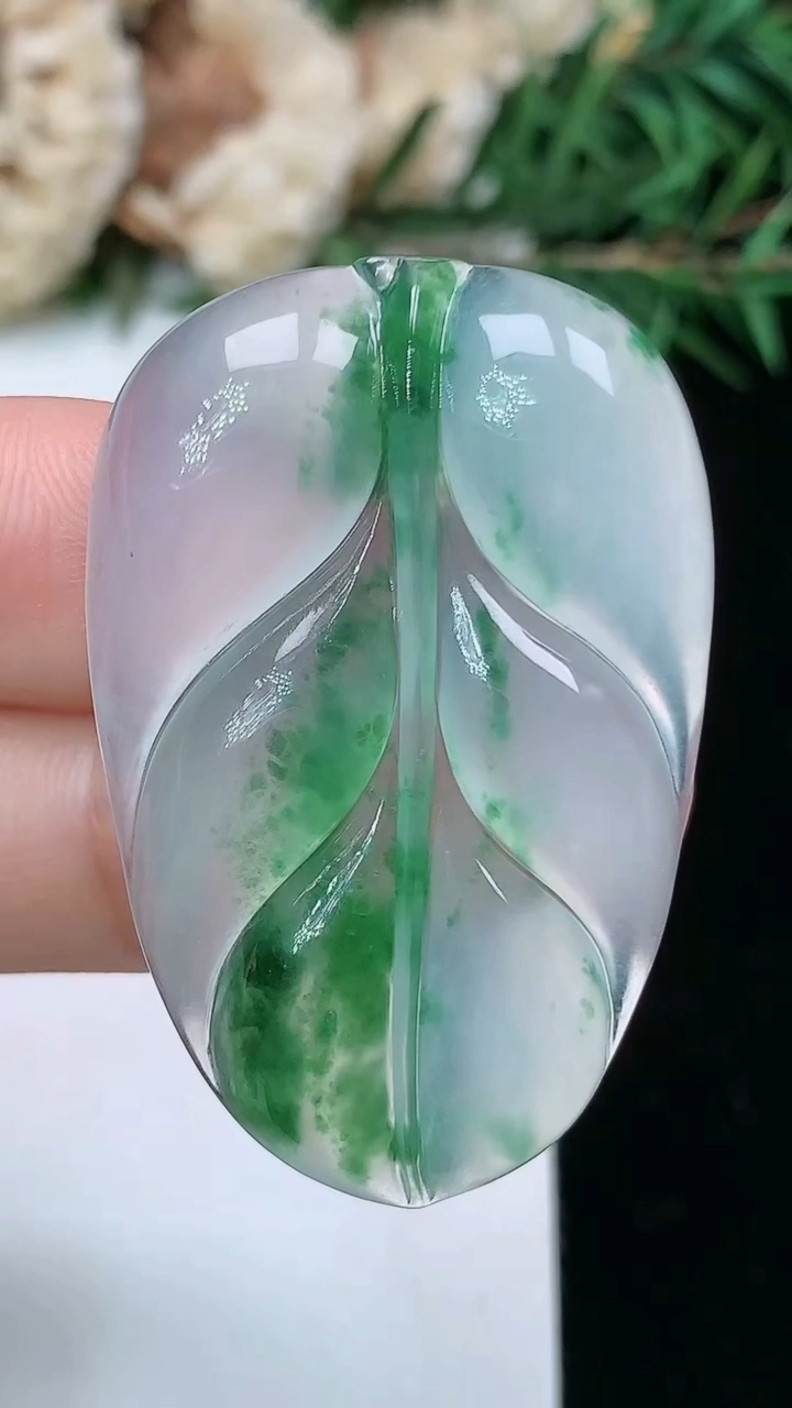 天然A货翡翠金枝玉叶 叶子镶嵌件，尺寸39.6-26-4.6，重量:8.66g
4月4日