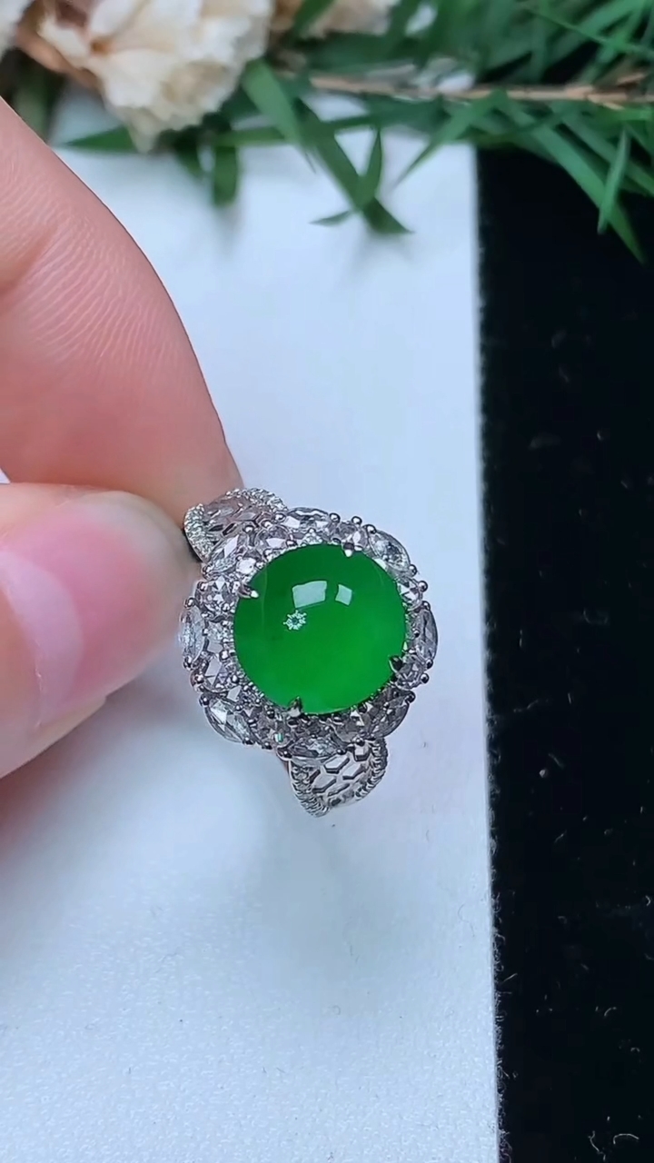 天然A货翡翠蛋面戒指，尺寸16.9-8.9-8.4，重量:3.80g2026年4月4日
工厂直销收藏佳品,种好水足，色泽均匀，有种有色，上手高大气！