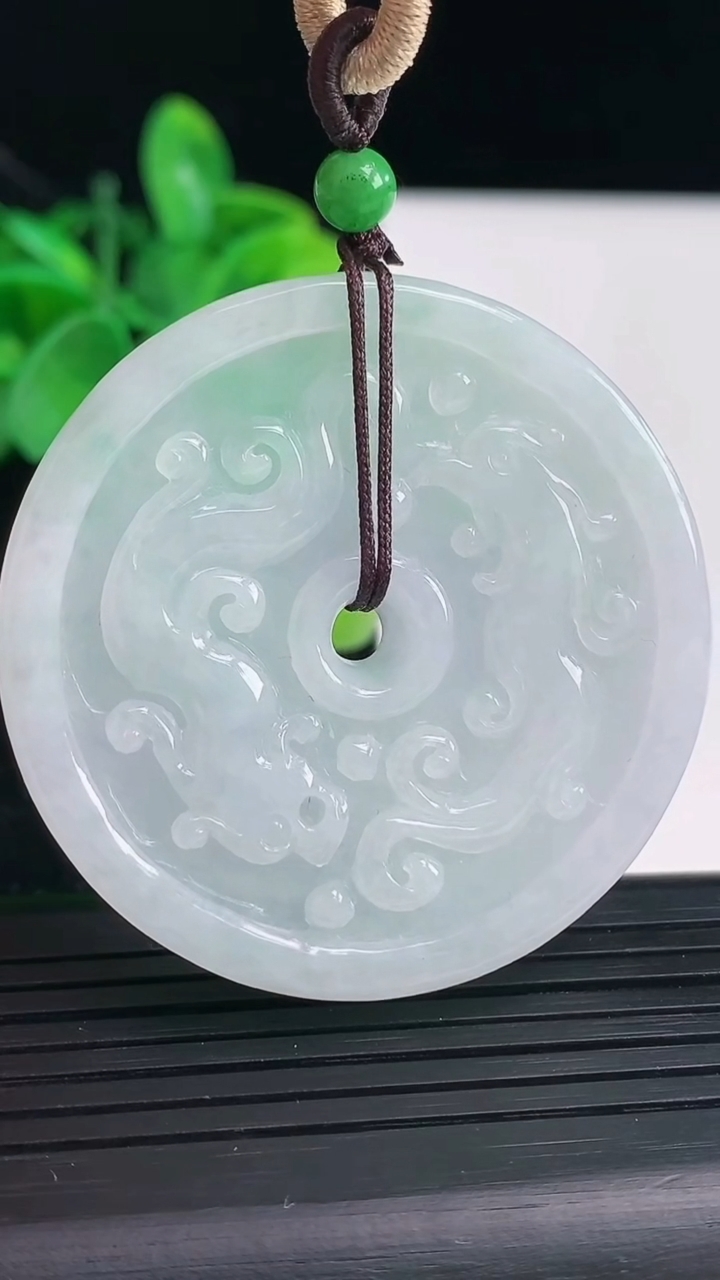 天然A货翡翠凤凰吊坠尺寸46.2-8.7重量:41.83g
4月4日