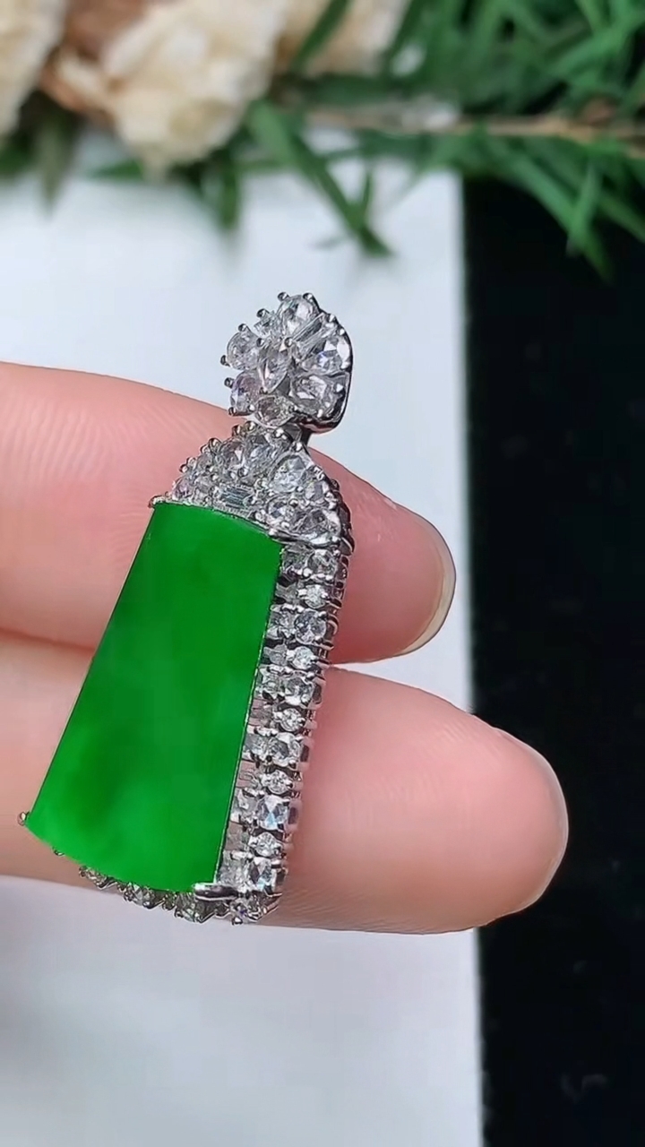 天然A货翡翠无事牌吊坠，尺寸29.5-13.8-8.2，裸石17.2-10.3，重量:4.71g
4月4日，重量:4.71g