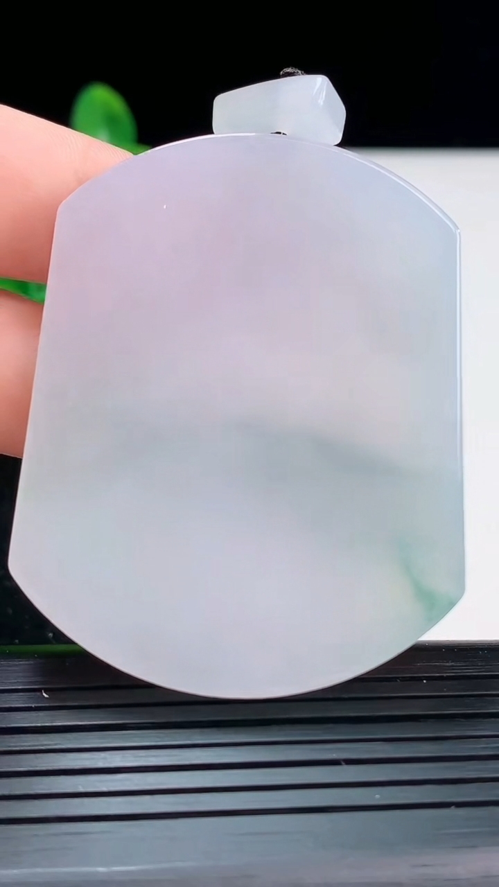 天然A货翡翠飘花无事牌吊坠尺寸54.7-43.7-5.8重量:42.98g
4月4日