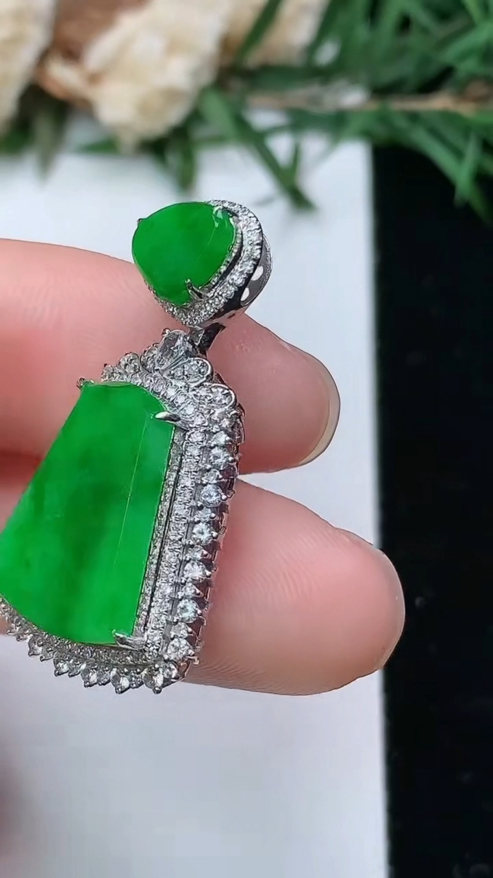 天然A货翡翠无事牌吊坠，尺寸30.4-17-8.7，裸石15.2-11.2，重量:4.97g
4月4日，重量:4.97g