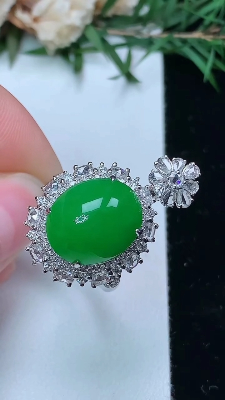 天然A货翡翠蛋面戒指 吊坠两用款，尺寸17.5-13.8-11.5，重量:7.76g2026年4月4