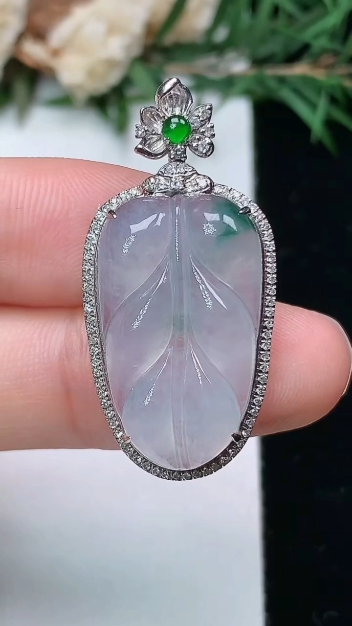 天然A货翡翠金枝玉叶 叶子吊坠，尺寸33.8-16.4-6.9，裸石22.4-13.5，重量:4.2