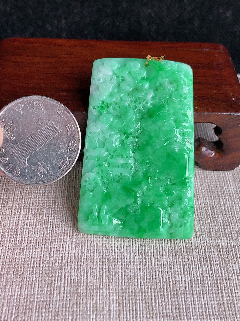 天然A货翡翠满绿意境山水牌吊坠  
尺寸51.3-33-5mm 重量20.14g 0404