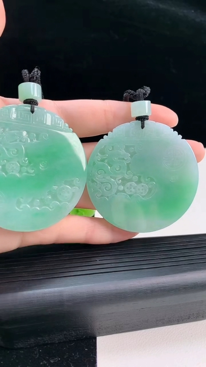 天然A货翡翠复古龙牌吊坠一对尺寸53-6.2重量:95.90g
4月4日