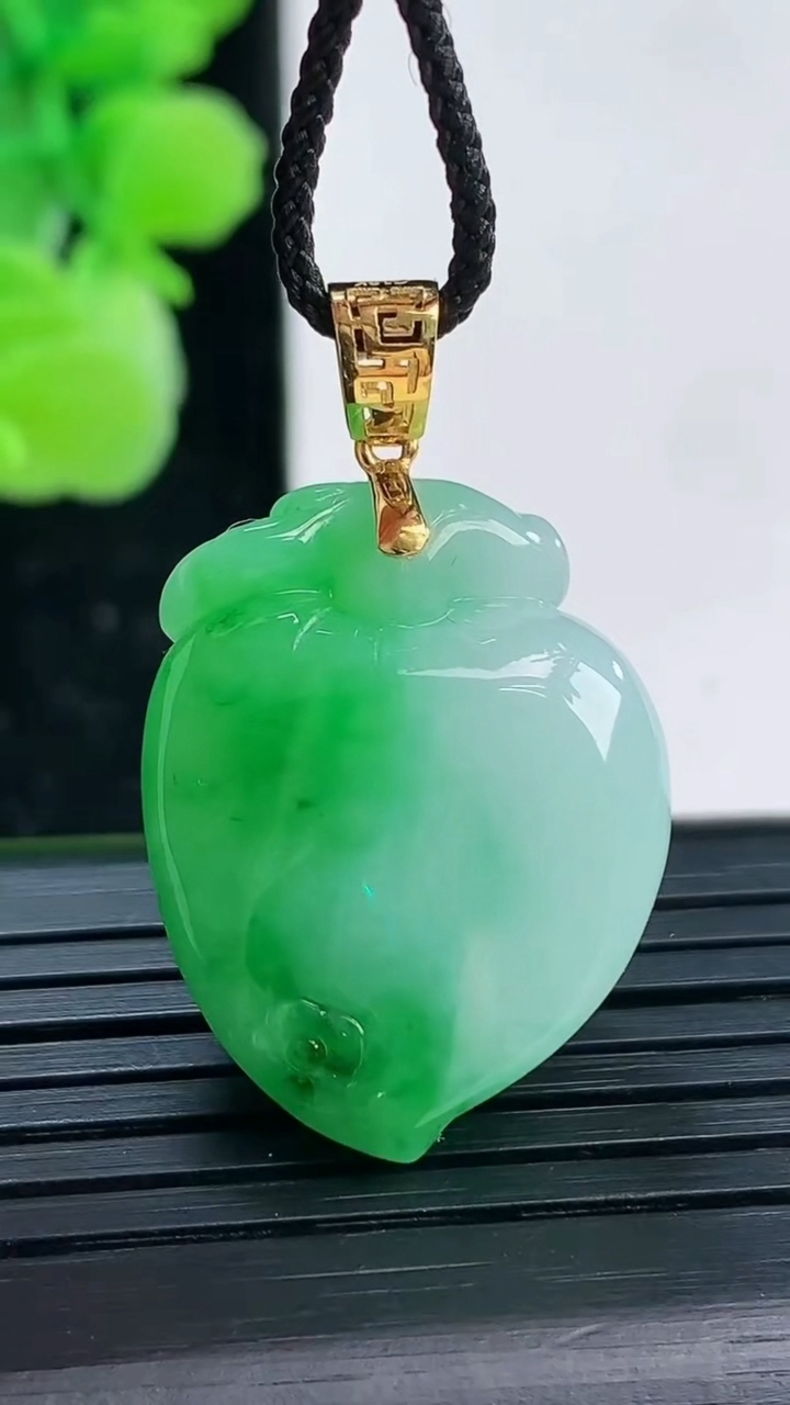 天然A货翡翠寿桃吊坠尺寸25.3-19.6-12.1重量:9.55g
4月4日