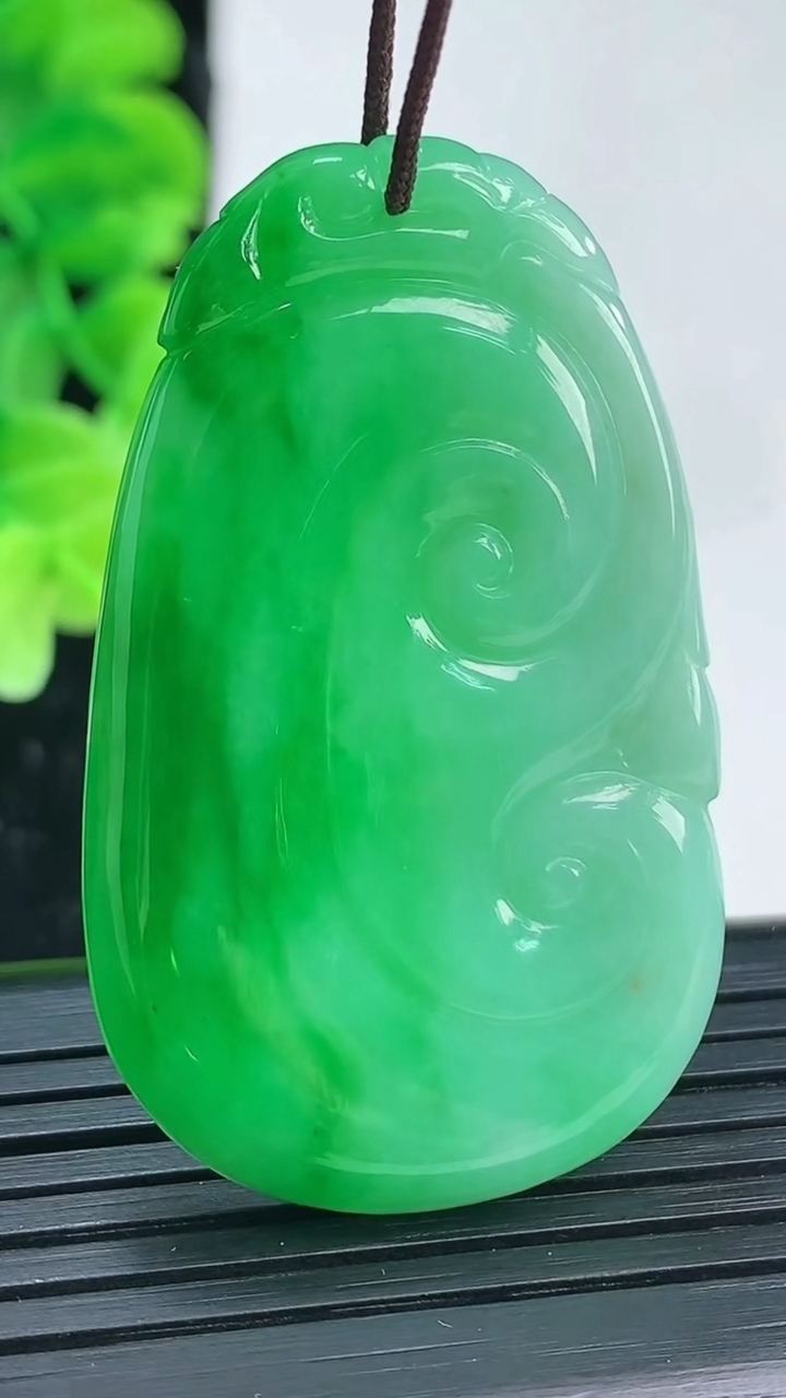 天然A货翡翠如意吊坠尺寸45.1-26.7-4.5重量:13.26g
4月4日