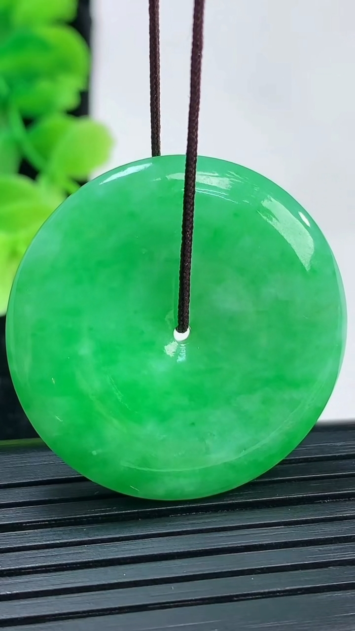 天然A货翡翠平安扣吊坠尺寸32.5-5.2重量:12.52g
4月4日