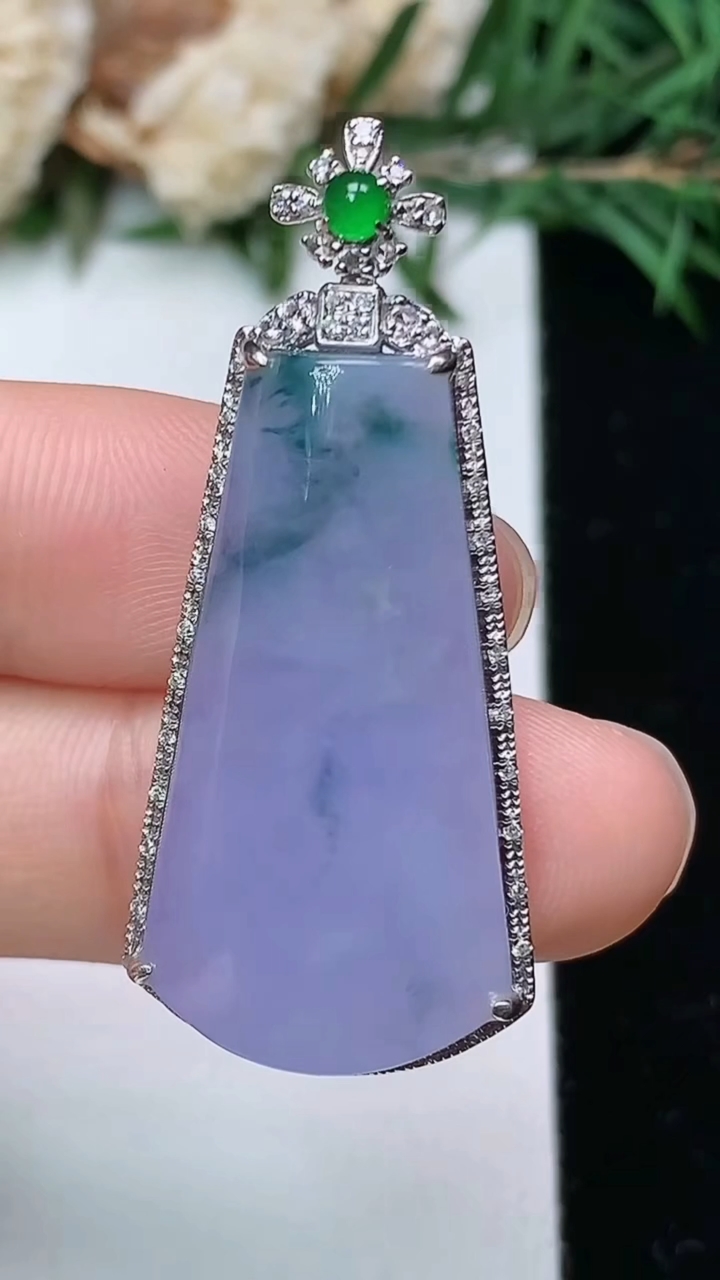 天然A货翡翠k金紫罗兰 飘花无事牌吊坠，尺寸39.7-17.4-7，裸石29-15
4月4日