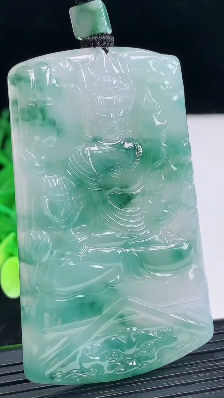 天然A货翡翠种飘花不动明王吊坠尺寸64.7-39.9-5.5重量:40.68g
4月4日