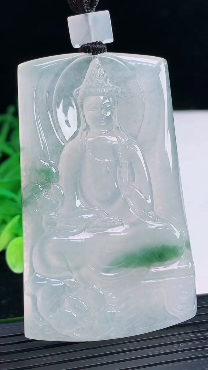 天然A货翡翠种飘花大势至菩萨吊坠尺寸65.4-40.9-5.7重量:43.77g
4月4日