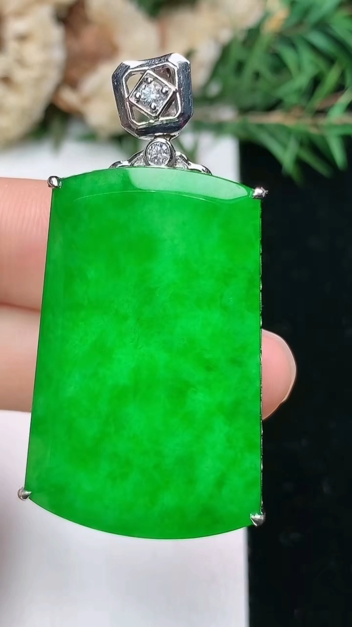 天然A货翡翠无事牌吊坠，尺寸35-23-6.7，重量:11.50g
4月4日