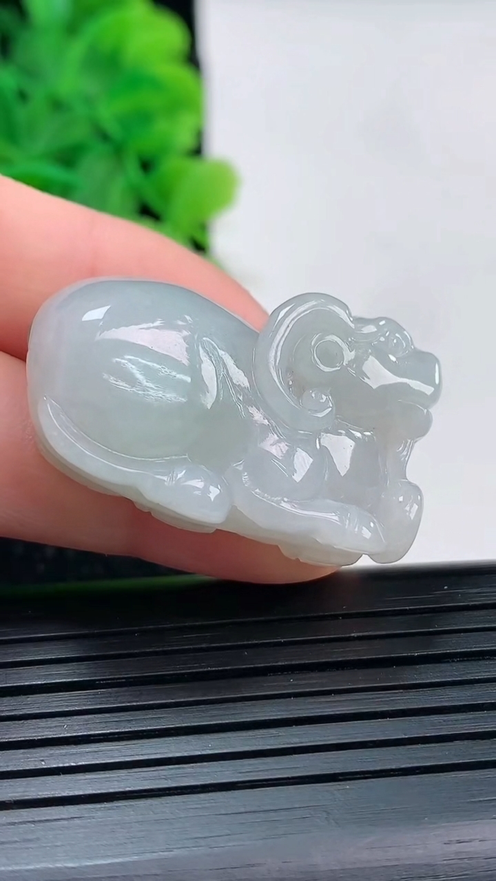 天然A货翡翠生肖羊吊坠尺寸20-34-11.2重量:16.39g
4月4日