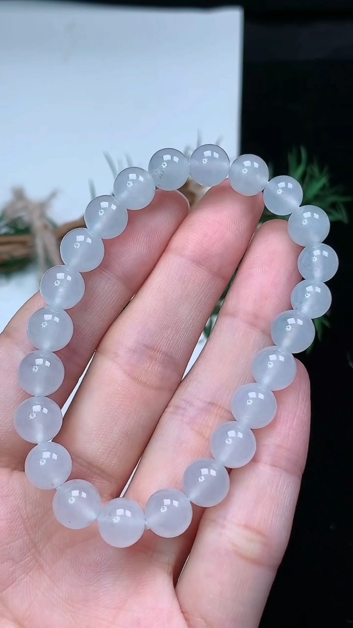 天然A货翡翠白冰圆珠手串，尺寸7.8-23颗，重量:19.49g4月4日
工厂直销收藏佳品,种好水足，色泽均匀，有种有色，上手高大气！