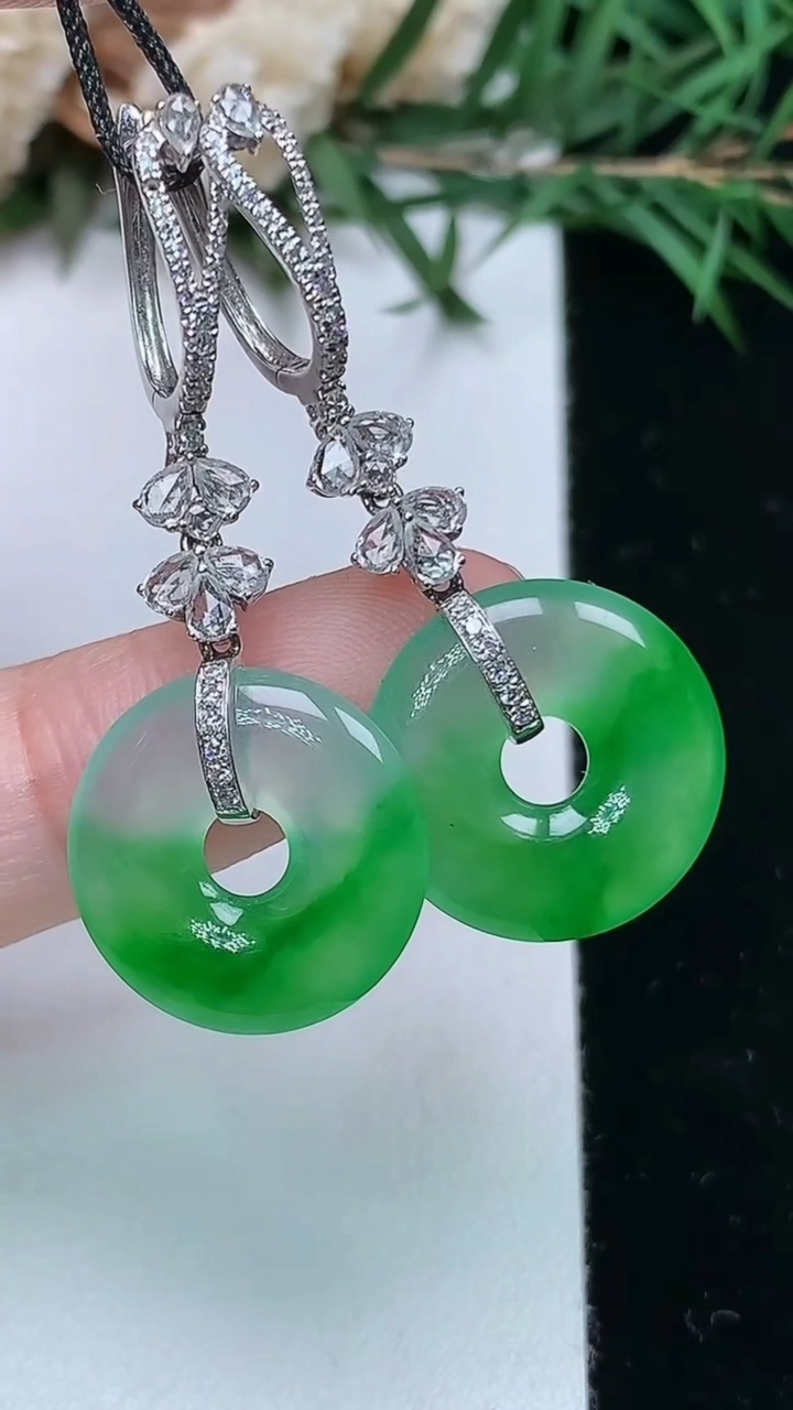 天然A货翡翠平安环耳坠，尺寸15.9-3，重量:5.16g
4月4日