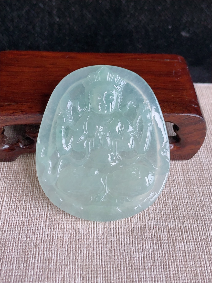 天然A货翡翠晴水千手观音吊坠 
尺寸54-46.2-4.8mm 重量23.96g 0404