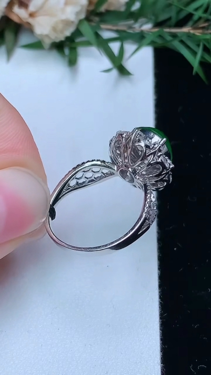 天然A货翡翠蛋面戒指，尺寸16.9-8.9-8.4，重量:3.80g2026年4月4日
工厂直销收藏佳品,种好水足，色泽均匀，有种有色，上手高大气！