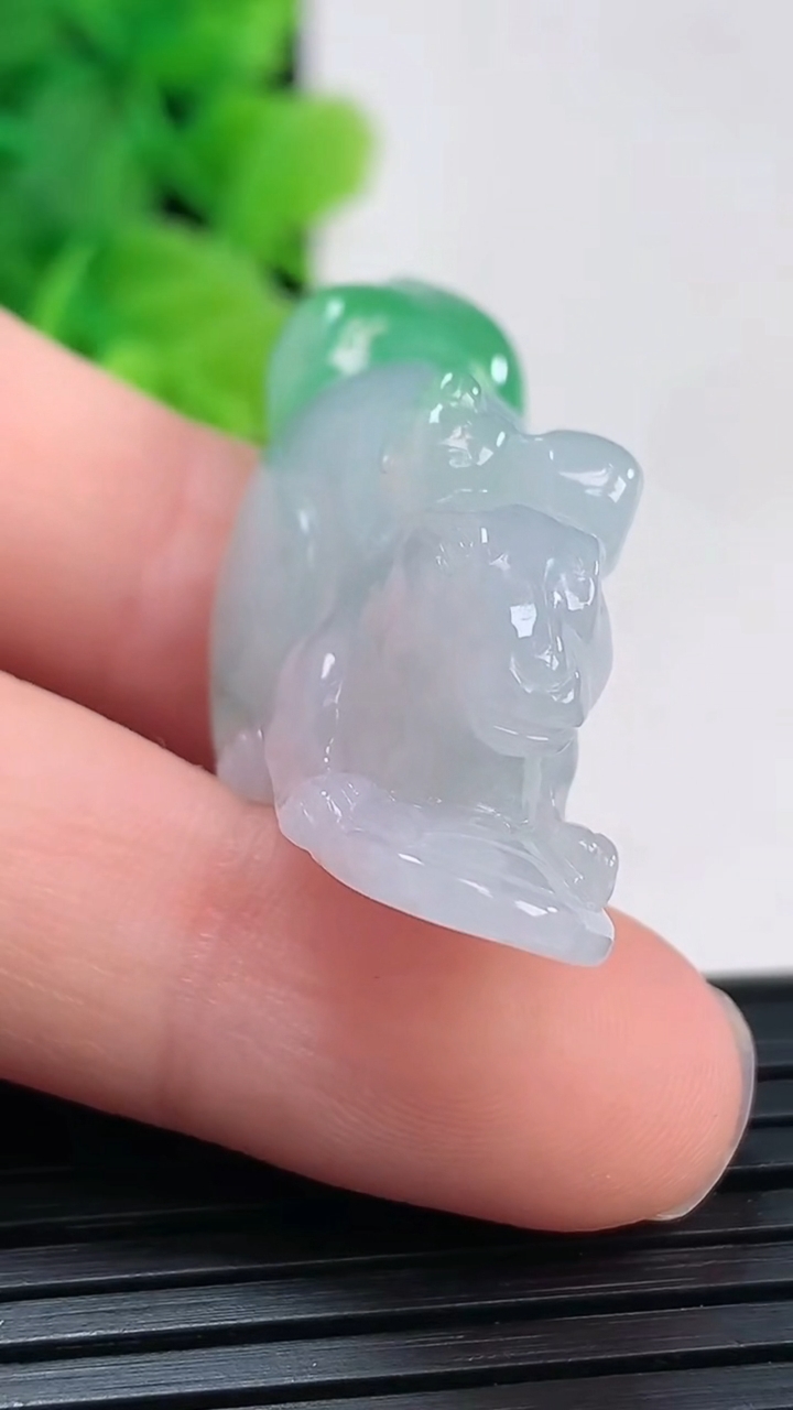 天然A货翡翠松鼠吊坠尺寸36.8-11.9-21.5重量:12.37g
4月4日