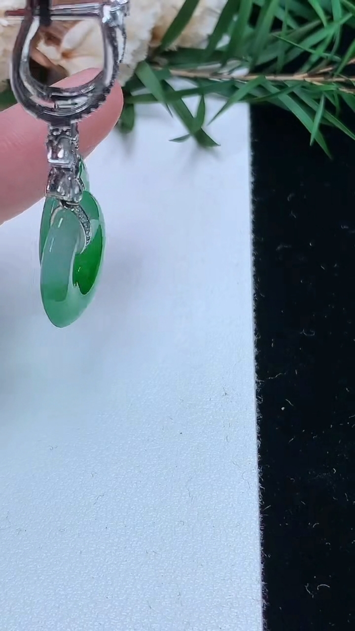 天然A货翡翠平安环耳坠，尺寸15.9-3，重量:5.16g
4月4日