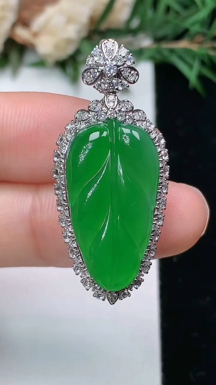 天然A货翡翠金枝玉叶 叶子吊坠，尺寸36-15.9-9，裸石22.5-12.3，重量:5.00g
4月4日