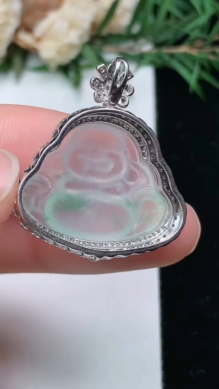 天然A货翡翠佛公吊坠，尺寸28.4-24.8-9.4，裸石16.9-22，重量:4.49g
4月4日