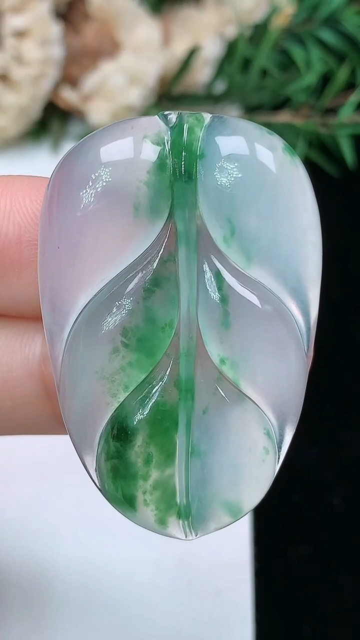 天然A货翡翠金枝玉叶 叶子镶嵌件，尺寸39.6-26-4.6，重量:8.66g
4月4日