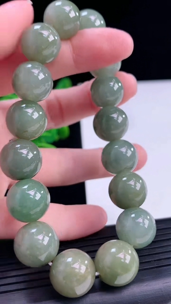 天然A货翡翠圆珠手串尺寸13.8-16颗重:64.28g 664月4日
工厂直销收藏佳品,种好水足，色泽均匀，有种有色，上手高大气！