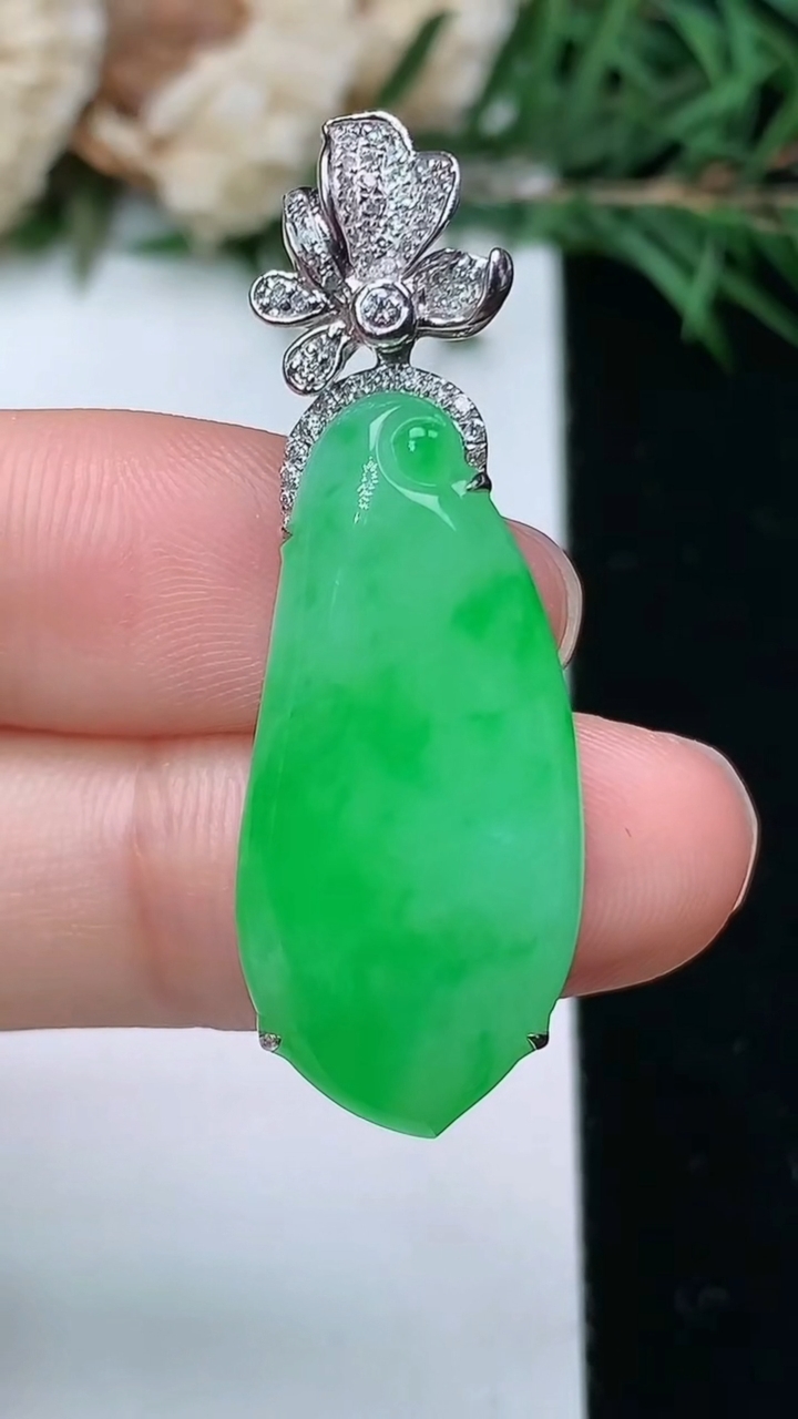 天然A货翡翠福瓜吊坠，尺寸28.8-13.5-6.6，重量:7.00g
4月4日