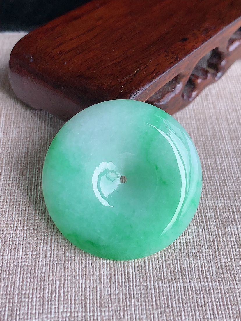 天然A货翡翠飘绿大件平安扣吊坠 
尺寸38.8-6mm 重量19.06g 0404