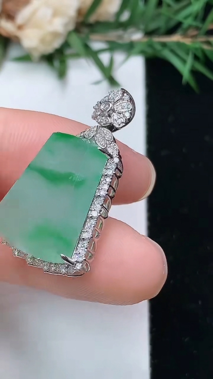 天然A货翡翠无事牌吊坠，尺寸29.2-17.6-8.6，裸石17.8-14，重量:4.35g
4月4日