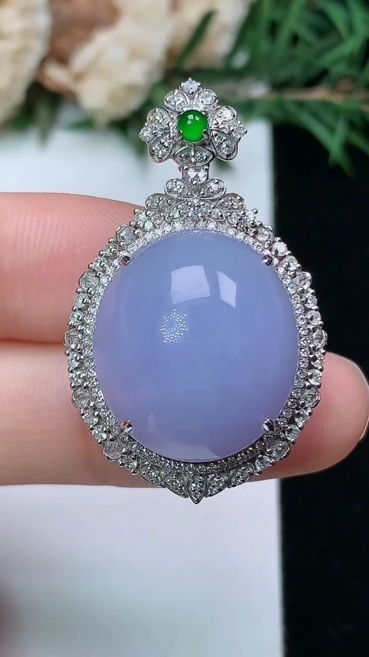 天然A货翡翠k金紫罗兰蛋面吊坠，尺寸35-21.8-14，裸石18.5-16.5，重量:8.10g
