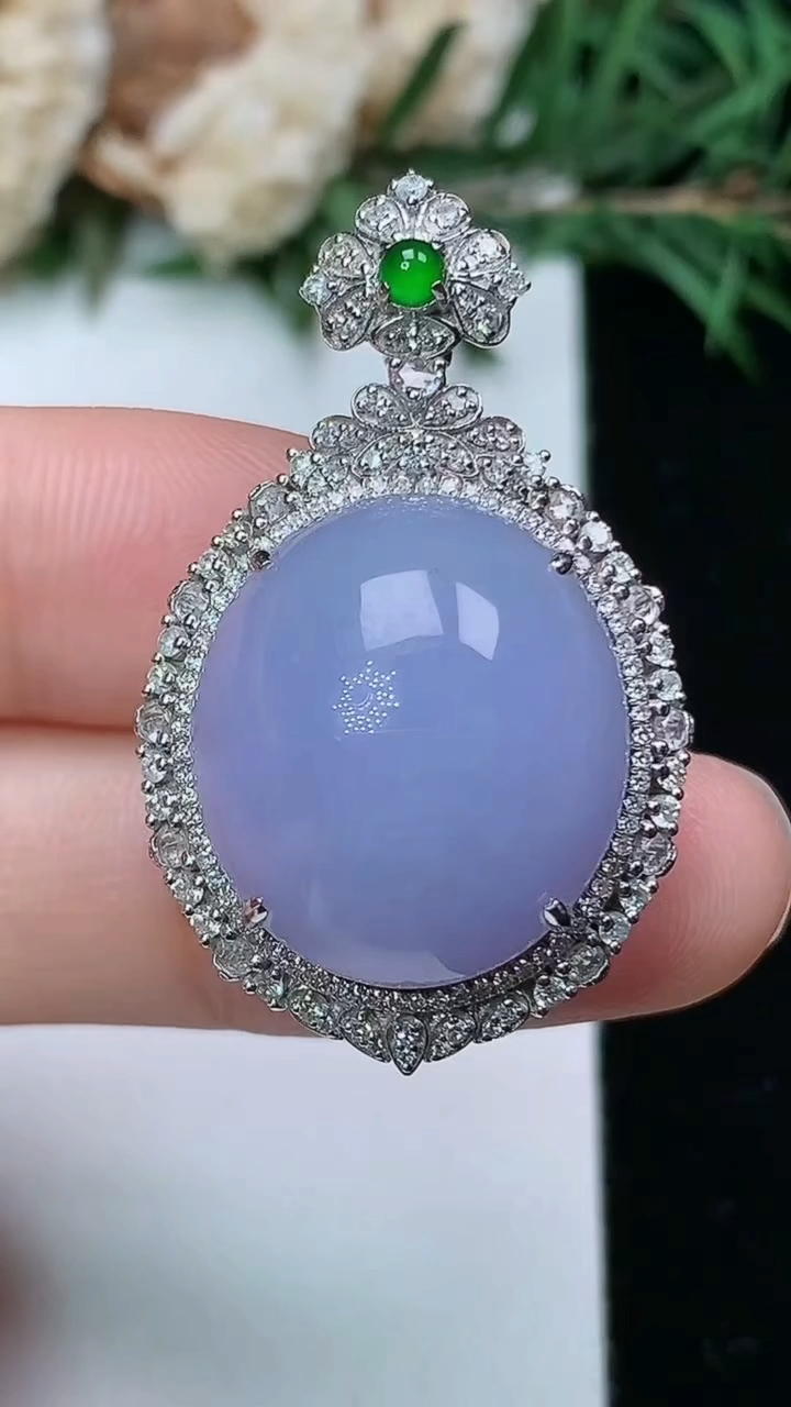 天然A货翡翠k金紫罗兰蛋面吊坠，尺寸35-21.8-14，裸石18.5-16.5，重量:8.10g
4月4日