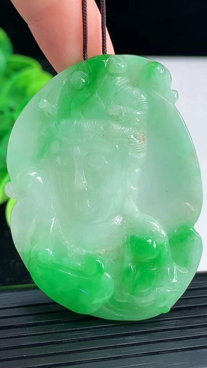 天然A货翡翠度母观音吊坠尺寸54.1-40.5-7.8重量:29.09g
4月4日