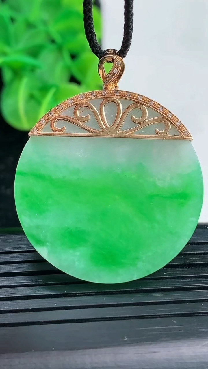 天然A货翡翠无事牌吊坠尺寸31.6-3.4重量:10.55g
4月4日