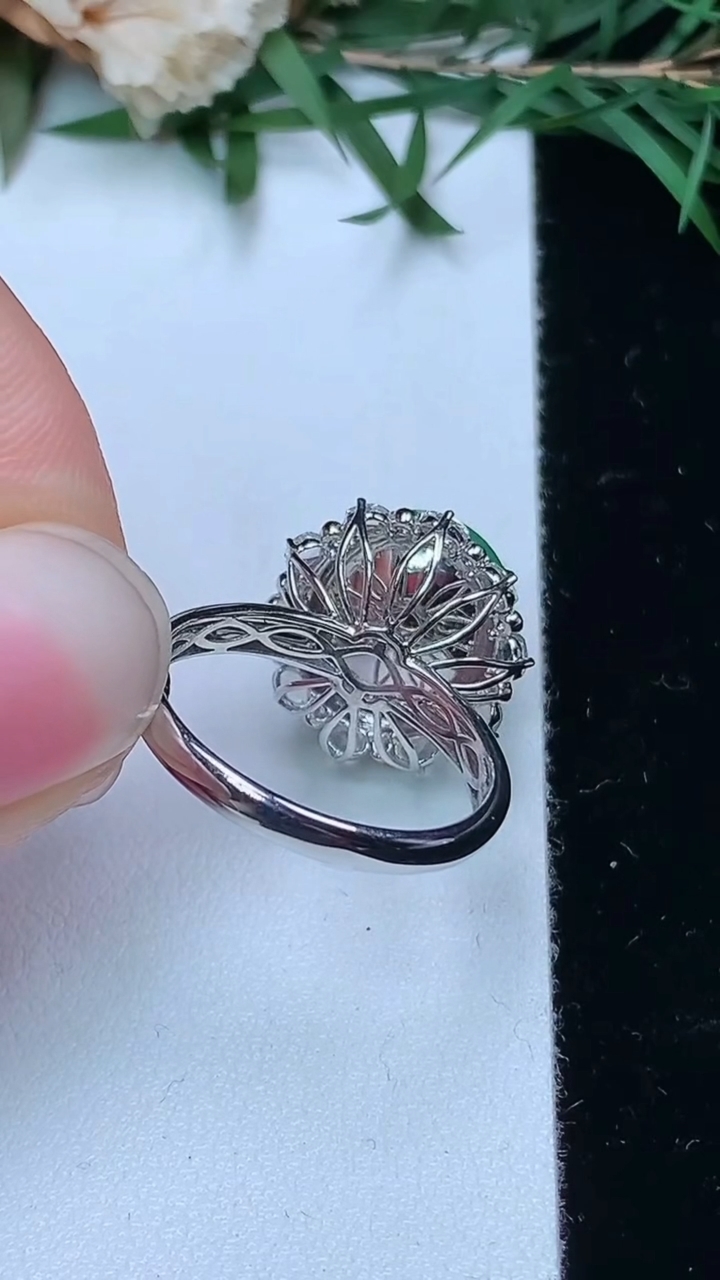 天然A货翡翠蛋面戒指，尺寸17.2-11.9-10.8，重量:4.31g2026年4月4日
工厂直销收藏佳品,种好水足，色泽均匀，有种有色，上手高大气！