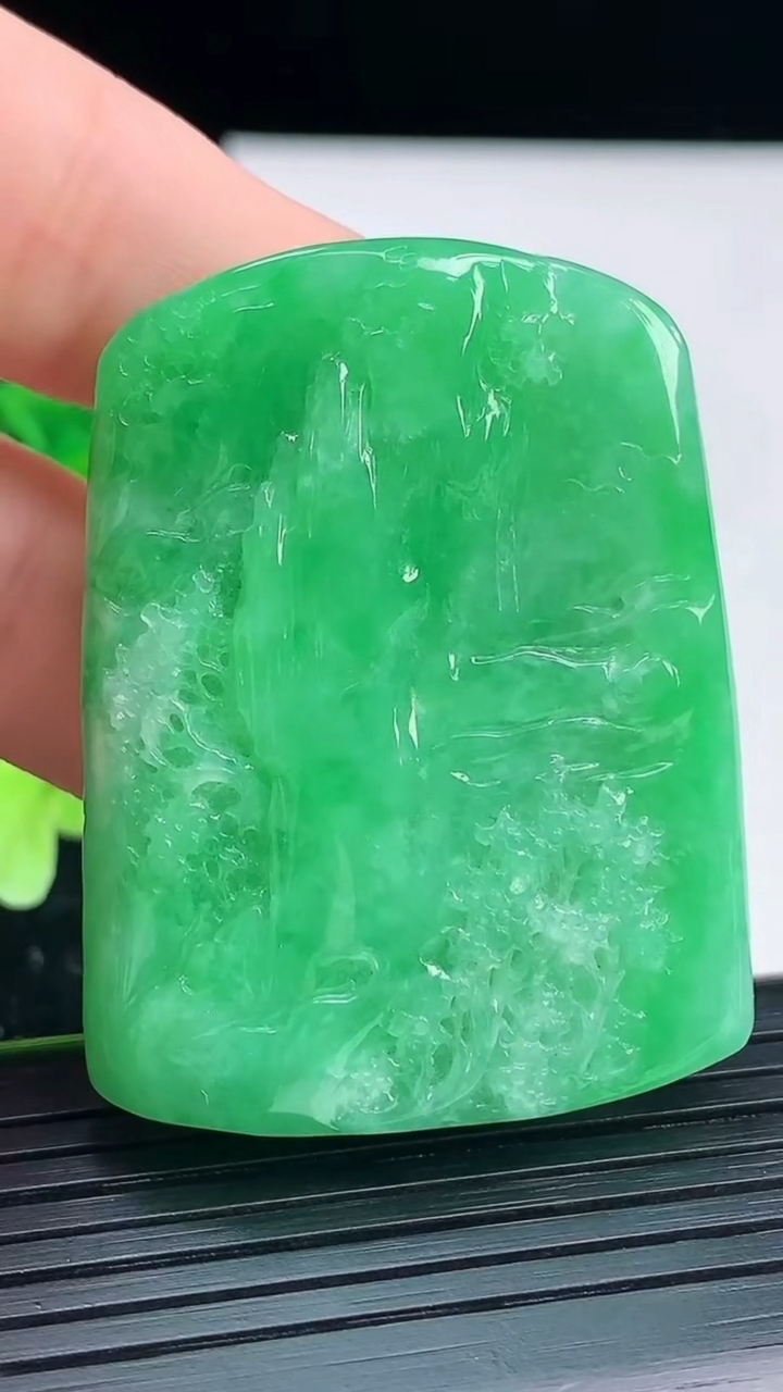 天然A货翡翠山水牌吊坠尺寸43.9-34.2-15.7重量:41.56g
4月4日