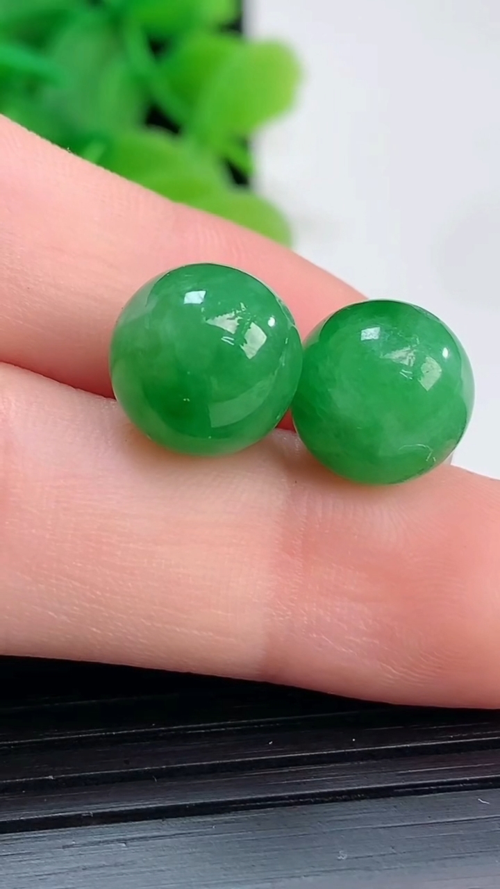 天然A货翡翠圆珠镶嵌件尺寸9.9重量:3.49g
4月4日